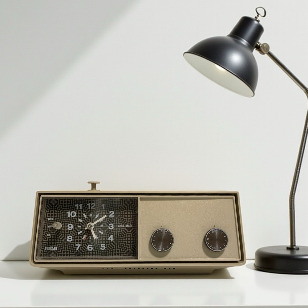 Vintage MCM RCA Clock Radio Model RZD 410 B Natural / Brown Made in Japan